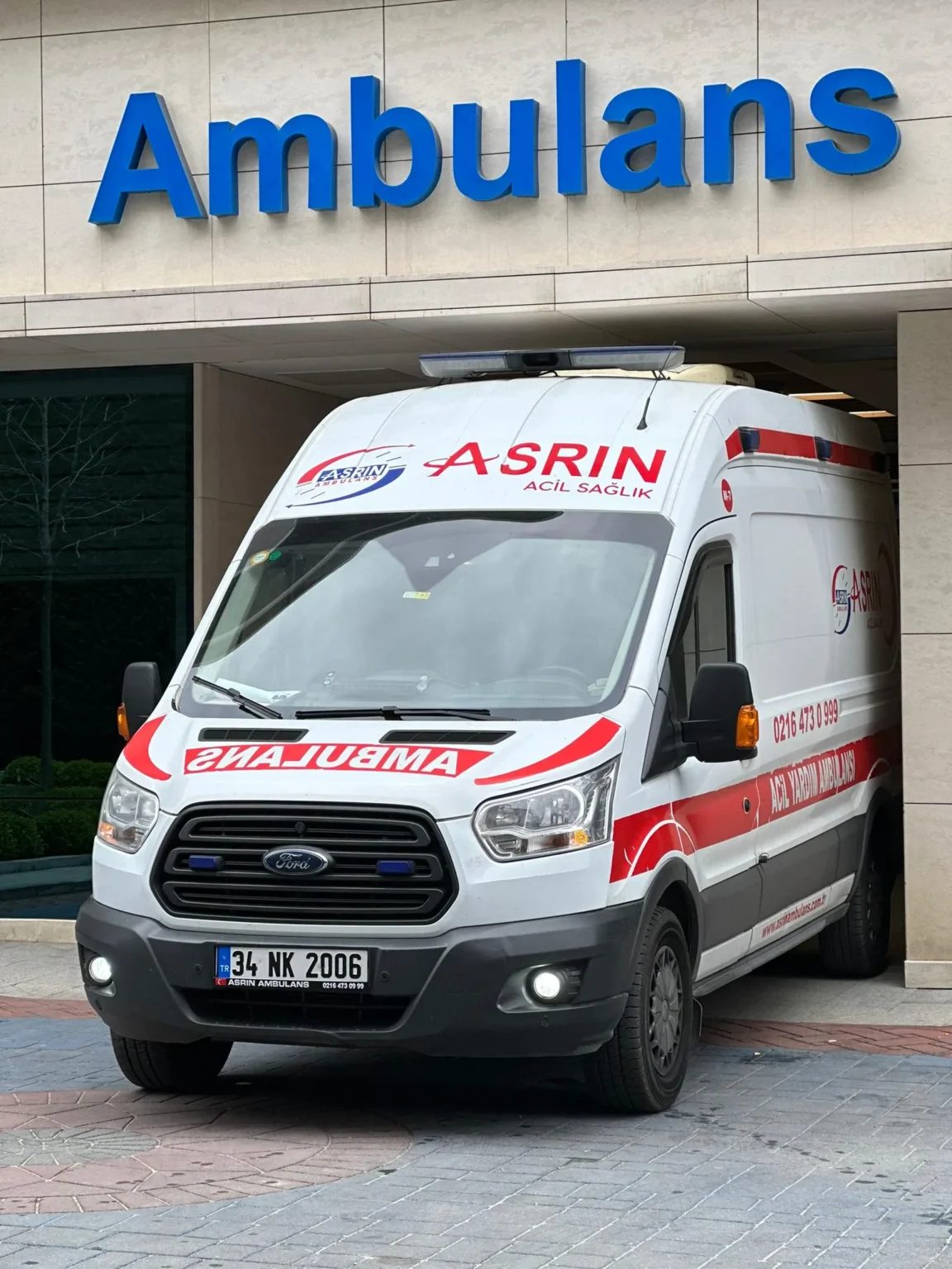 Asrın Ambulans özel ambulans aracı hastane girişinde